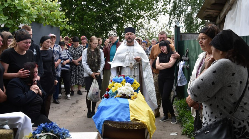 У Носівці на Чернігівщині попрощалися з загиблим бійцем Володимиром Бойком