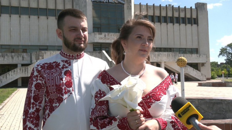 "Вирішили покращити життя тваринок": у Чернігові молодята замість квітів зібрали корм для безпритульних собак та котів