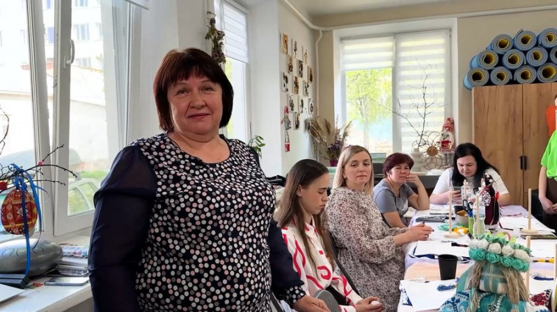 Сакральний хрест та без обличчя: як робити ляльки-мотанки навчали жінок у прикордонній громаді Чернігівщини