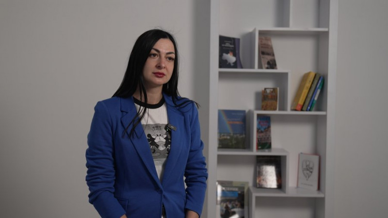 Бив сусідку, погрожує, виламує двері, вигукує проросійські гасла: мешканець багатоповерхівки в Чернігові залякує сусідів