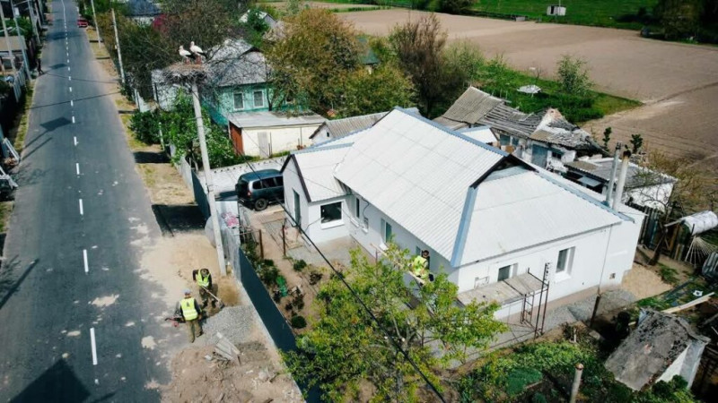 Біля будинку у селі Ягідне на Чернігівщині оселилися лелеки (Фото)