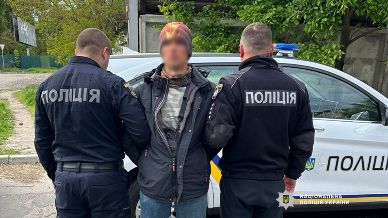 Погрожував ножем працівникам ТЦК та СП: поліцейські затримали підозрюваного жителя Чернігова