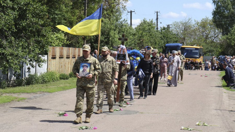 На Чернігівщині поховали військових Василя Вертюченка, Владислава Добрелю та Сергія Гурбика
