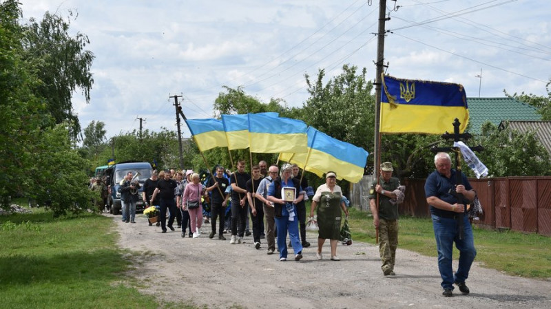 У Носівці на Чернігівщині попрощалися з загиблим бійцем Володимиром Бойком