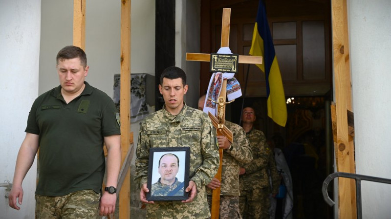 На Чернігівщині поховали військових Василя Вертюченка, Владислава Добрелю та Сергія Гурбика