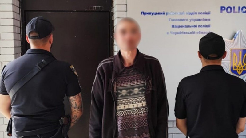 У Прилуках чоловік у приміщенні ТЦК та СП з ножем напав на військового