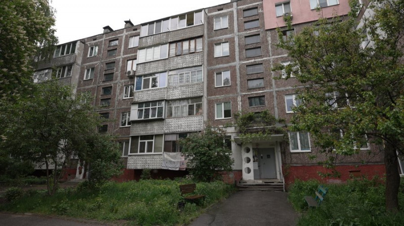 Бив сусідку, погрожує, виламує двері, вигукує проросійські гасла: мешканець багатоповерхівки в Чернігові залякує сусідів