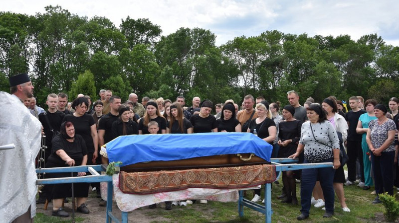 У Носівці на Чернігівщині попрощалися з загиблим бійцем Володимиром Бойком