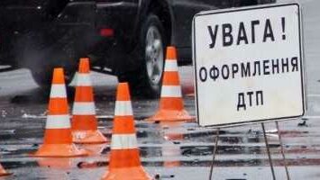 На Чернігівщині автівка влетіла в дерево: є постраждалі