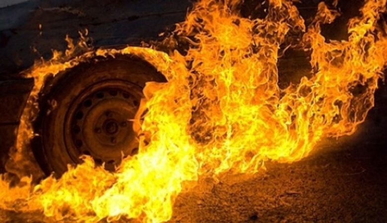 На Чернігівщині біля будинку загорілася автівка