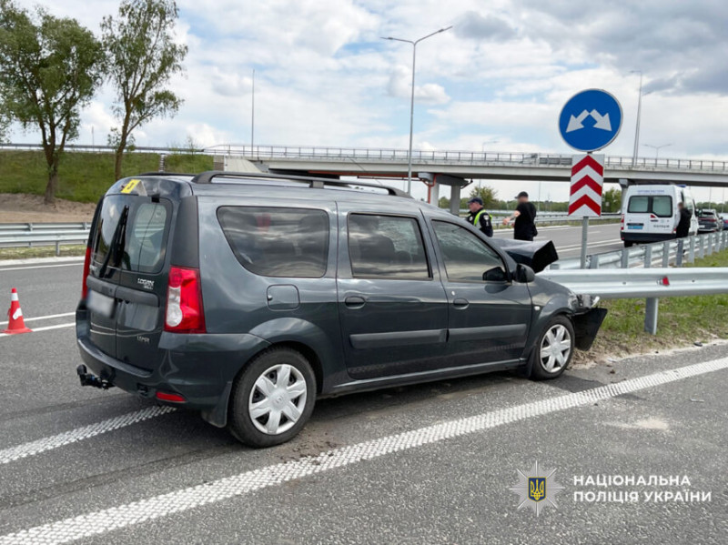 На Чернігівщині на автодорозі автівка врізалася у відбійник: водій-киянин помер у лікарні (Фото)