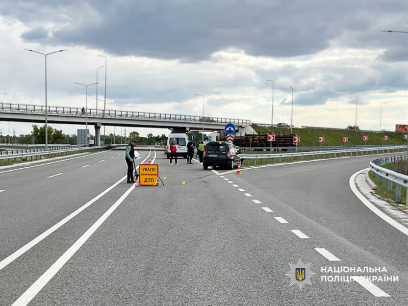 На Чернігівщині на автодорозі автівка врізалася у відбійник: водій-киянин помер у лікарні (Фото)