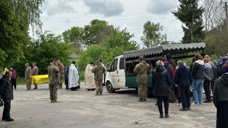 На Чернігівщині прощалися із військовим, який загинув на Донеччині від ворожого ФПВ-дрона