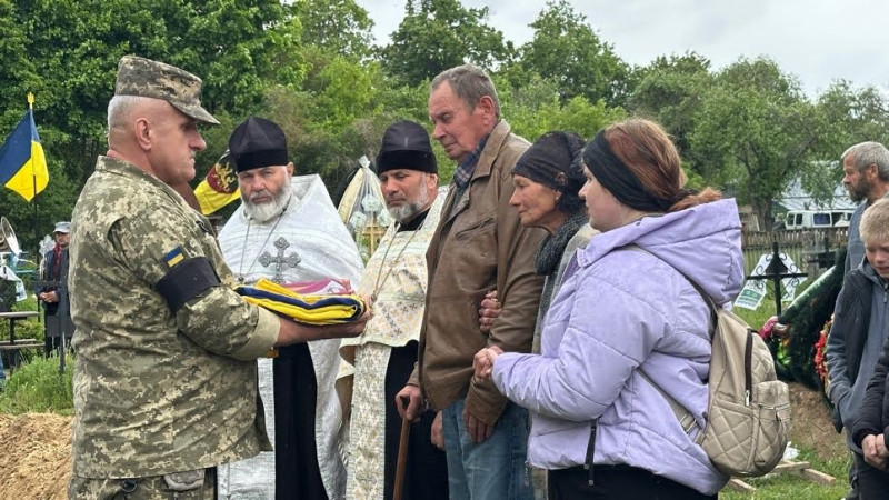 На Чернігівщині прощалися із військовим, який загинув на Донеччині від ворожого ФПВ-дрона