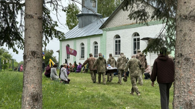 На Чернігівщині прощалися із військовим, який загинув на Донеччині від ворожого ФПВ-дрона