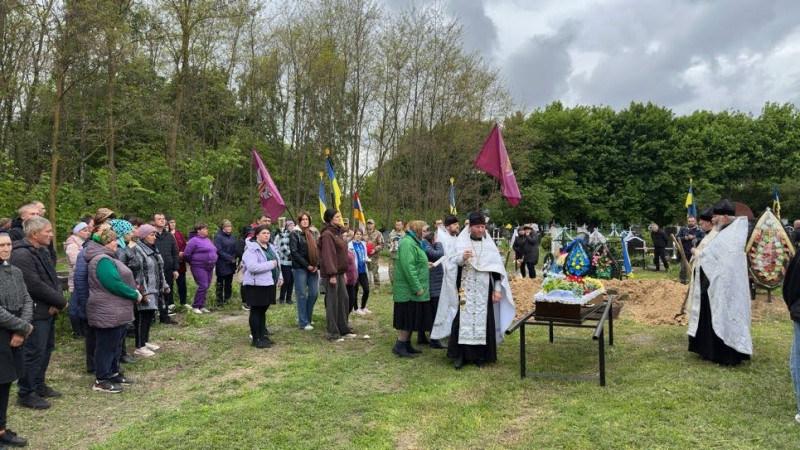 На Чернігівщині прощалися із військовим, який загинув на Донеччині від ворожого ФПВ-дрона