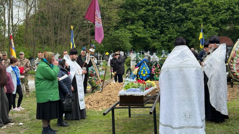 На Чернігівщині прощалися із військовим, який загинув на Донеччині від ворожого ФПВ-дрона