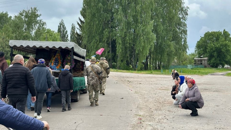 На Чернігівщині прощалися із військовим, який загинув на Донеччині від ворожого ФПВ-дрона