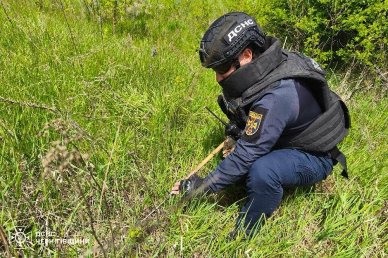 На Чернігівщині сапери ДСНС знешкодили п’ять касетних елементів від РСЗВ «Ураган» (Фото) 