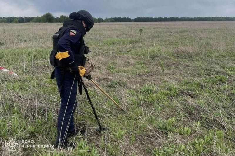 На Чернігівщині сапери ДСНС знешкодили п’ять касетних елементів від РСЗВ «Ураган» (Фото) 