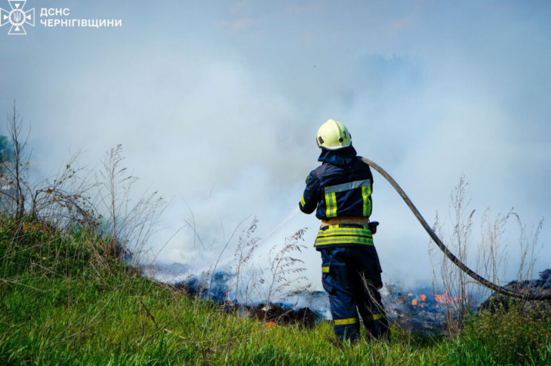 Понад шість годин тривала ліквідація пожежі сміттєзвалища на Чернігівщині (Фото)