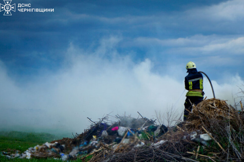 Понад шість годин тривала ліквідація пожежі сміттєзвалища на Чернігівщині (Фото)
