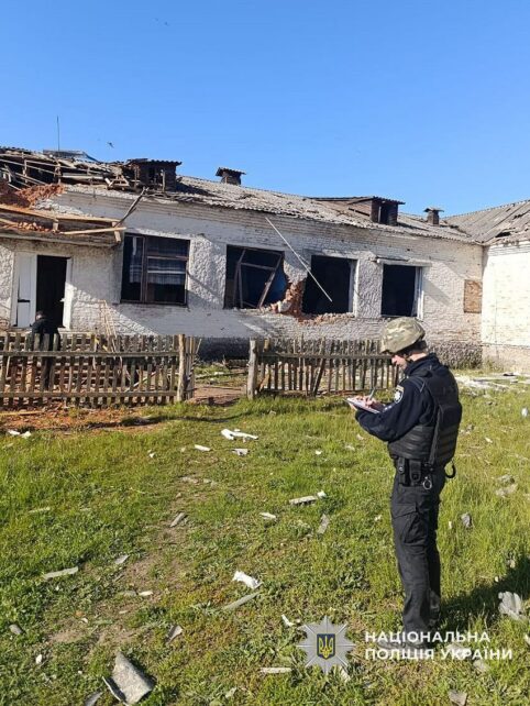 Пошкоджено будівлю школи: ворожі безпілотники влучили в цивільні об’єкти на Чернігівщині (Фото)