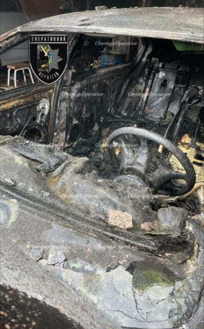 Пожежа в автокооперативі: в Чернігові через порушення правил пожежної безпеки згоріла автівка та гараж (Фото, Відео)