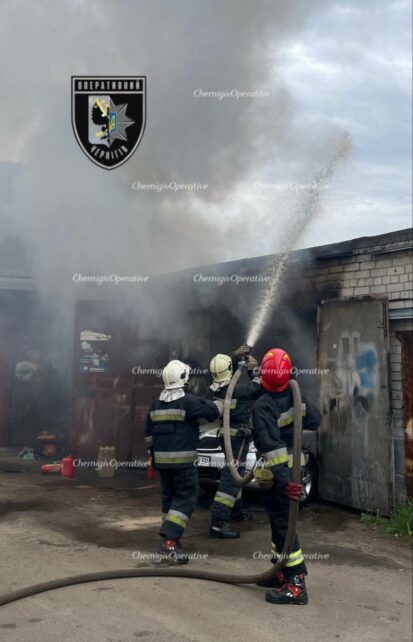Пожежа в автокооперативі: в Чернігові через порушення правил пожежної безпеки згоріла автівка та гараж (Фото, Відео)