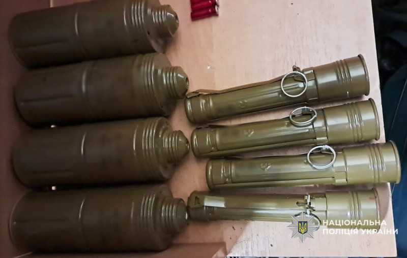 Прибули на сімейну сварку, а виявили коробку боєприпасів і зброю: у Чернігові в квартирі знайшли вибухонебезпечні предмети