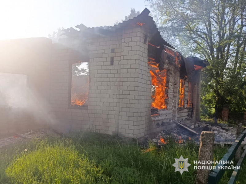 Троє людей поранено, пошкоджено п’ять автівок і будівлю школи: росіяни атакували прикордоння Чернігівщини (Фото)