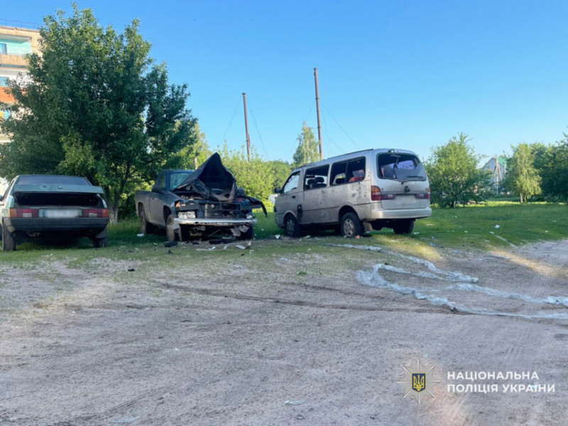 Троє людей поранено, пошкоджено п’ять автівок і будівлю школи: росіяни атакували прикордоння Чернігівщини (Фото)