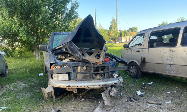 Троє людей поранено, пошкоджено п’ять автівок і будівлю школи: росіяни атакували прикордоння Чернігівщини (Фото)