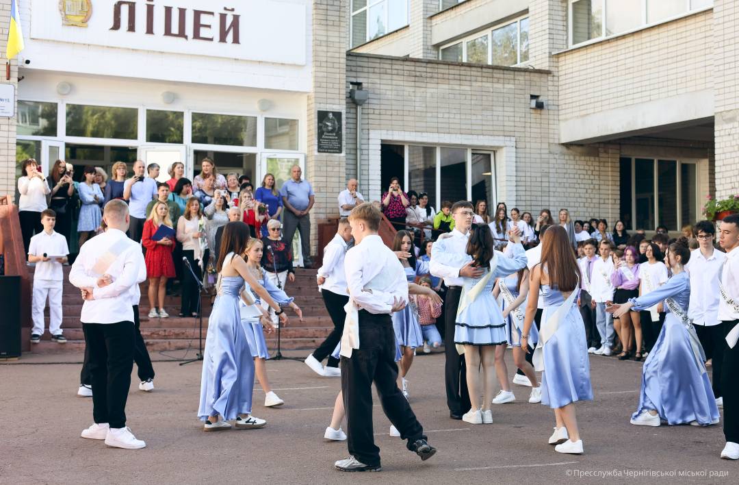 У Чернігові пролунав останній дзвоник: завершився навчальний рік 2024/2025