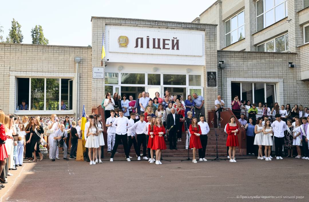 У Чернігові пролунав останній дзвоник: завершився навчальний рік 2024/2025