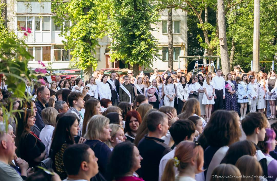 У Чернігові пролунав останній дзвоник: завершився навчальний рік 2024/2025