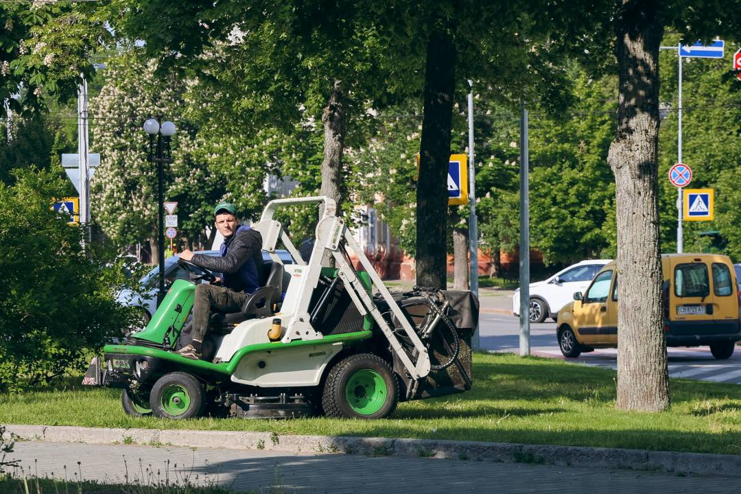У Чернігові тривають сезонні роботи з благоустрою міських територій