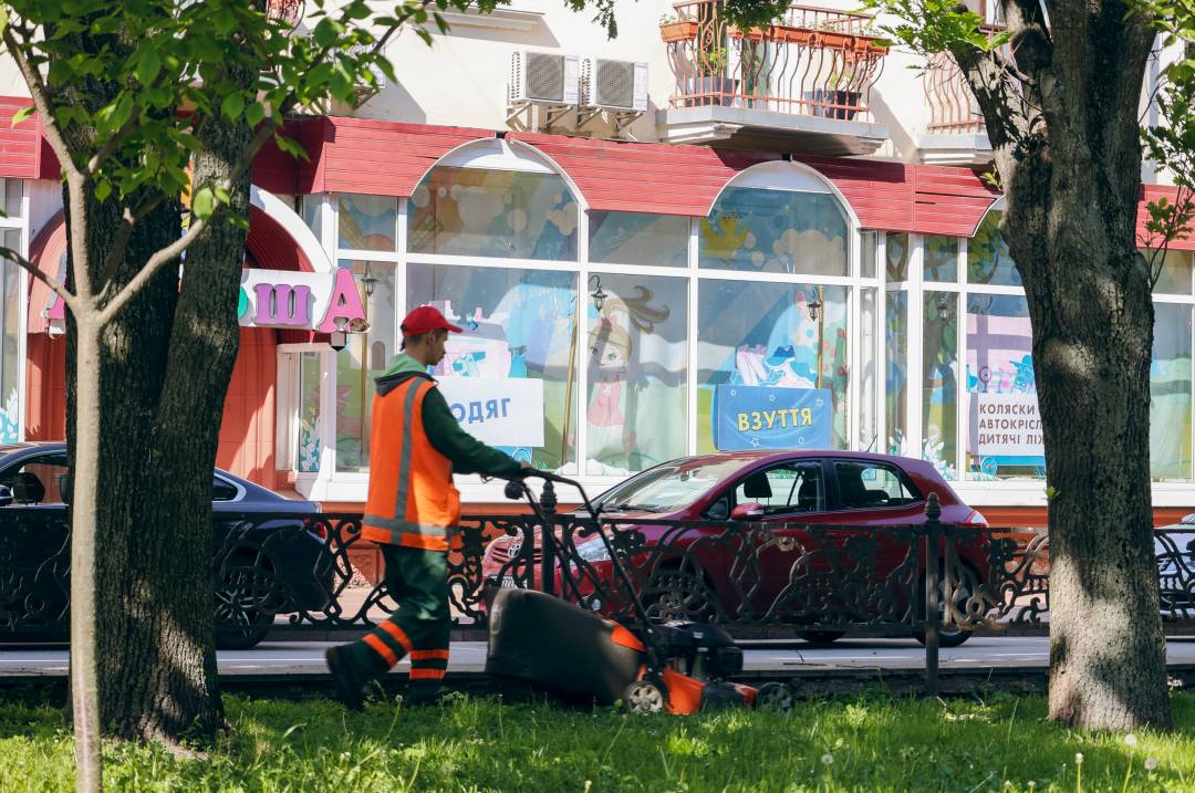 У Чернігові тривають сезонні роботи з благоустрою міських територій