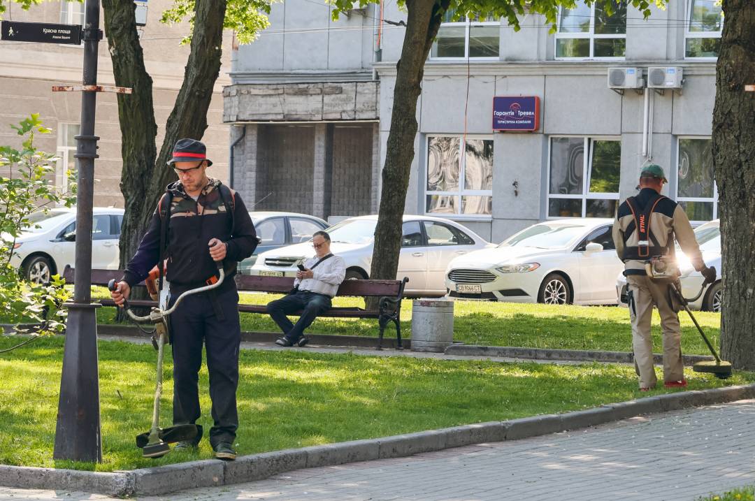 У Чернігові тривають сезонні роботи з благоустрою міських територій