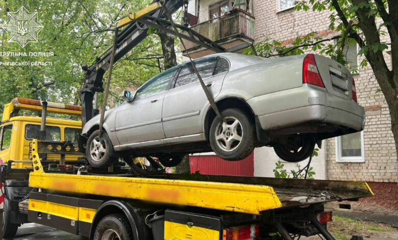У Чернігові у дворі будинку п’яний керманич скоїв наїзд на металеву огорожу (Фото)