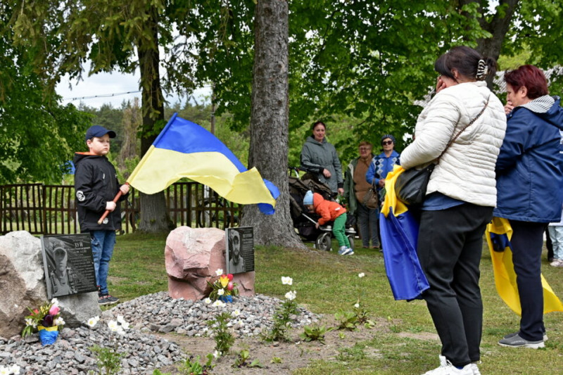 У селі на Чернігівщині встановили пам’ятні дошки двом однокласникам, полеглим на Донеччині (Фото)