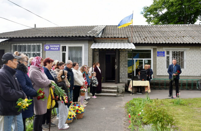 У селі на Чернігівщині встановили пам’ятні дошки двом однокласникам, полеглим на Донеччині (Фото)