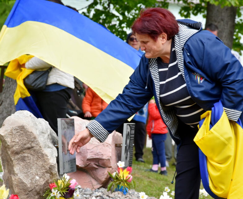 У селі на Чернігівщині встановили пам’ятні дошки двом однокласникам, полеглим на Донеччині (Фото)
