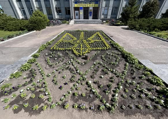У селищі на Чернігівщині з’явилася оригінальна клумба (Фото)