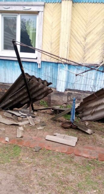 Вибиті шибки, пошкоджені дахи: в селі на Чернігівщині оговтуються після ворожої атаки КАБами (Фото)