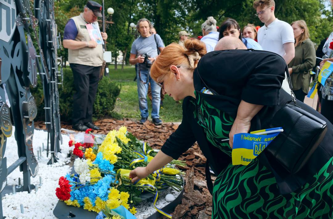 За ініціативи родин загиблих воїнів у Чернігові встановили меморіальний знак