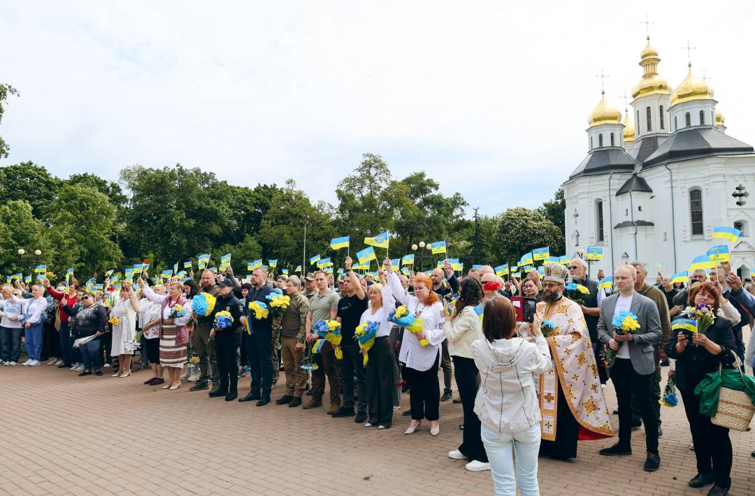 За ініціативи родин загиблих воїнів у Чернігові встановили меморіальний знак