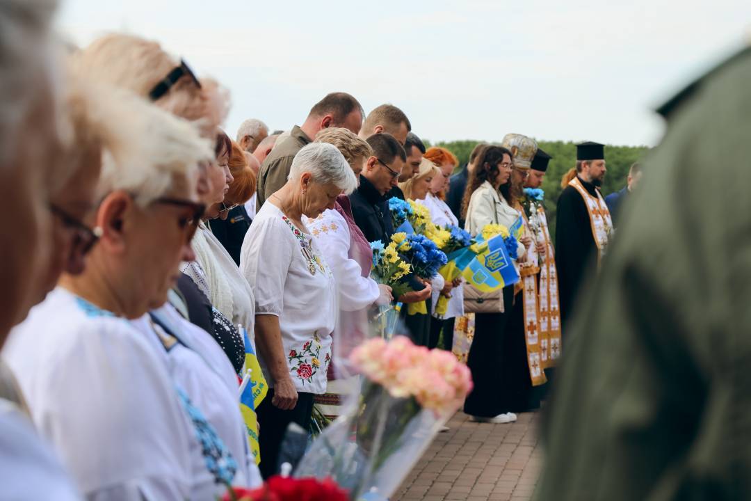 За ініціативи родин загиблих воїнів у Чернігові встановили меморіальний знак