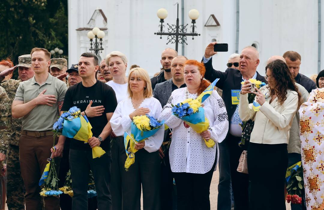 За ініціативи родин загиблих воїнів у Чернігові встановили меморіальний знак