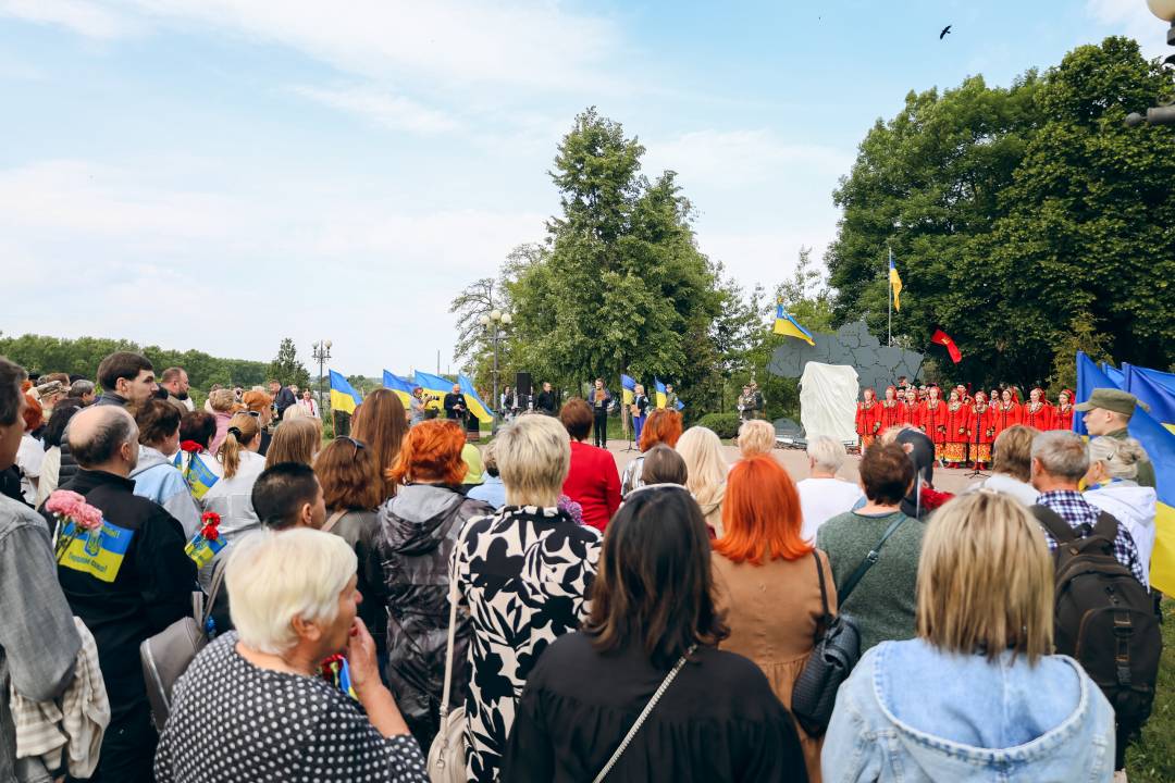 За ініціативи родин загиблих воїнів у Чернігові встановили меморіальний знак